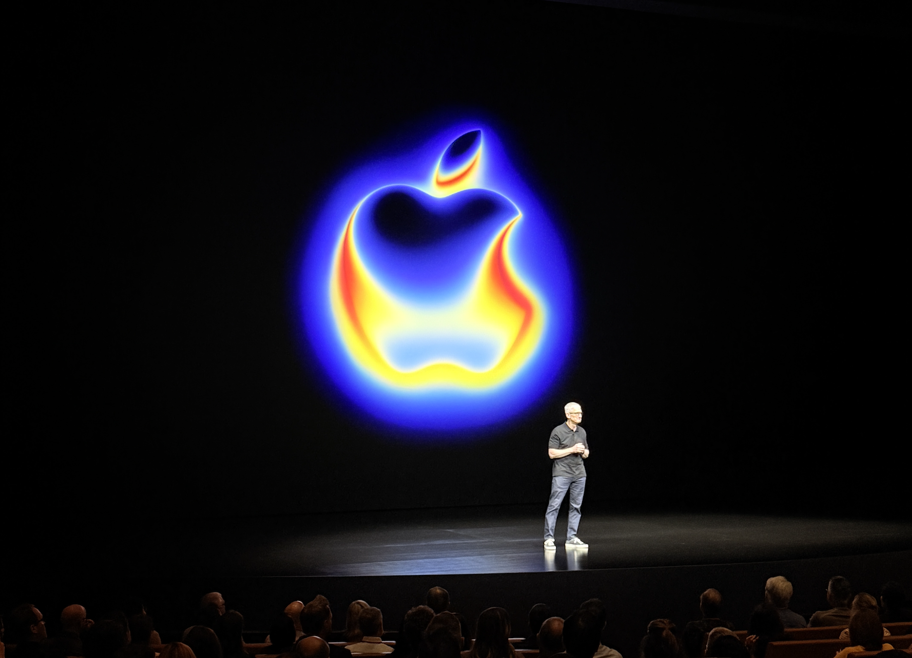 史上最薄iPhone来了，支持eSIM！苹果新机发布：这次大变样(yàng)，加(jiā)量(liàng)不(bù)加(jiā)价(jià)