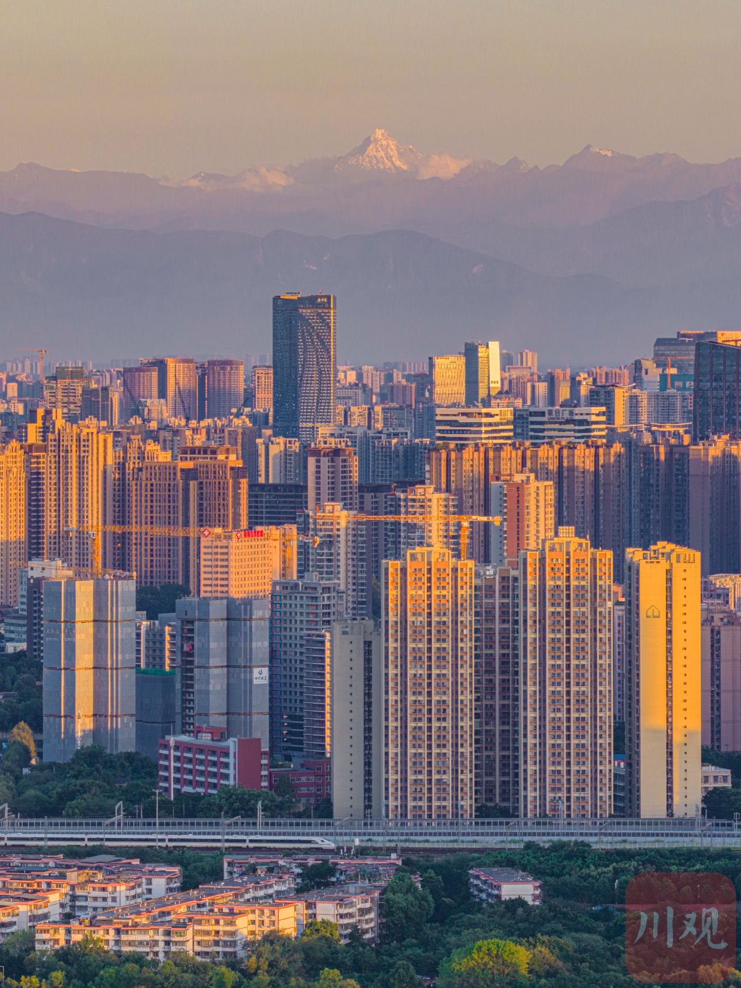 7月19日清晨，成都市区又见雪山，摄影师用长焦镜头定格城市建筑与雪山同框画面。C视觉签约摄影师 张宏 摄